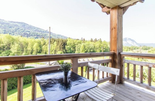 Taninges Apartamento | Apartamento 'Le Soli - 5 Pers' con vistas a la montaña, jardín privado y Wi-Fi