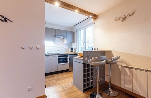 Albertville Apartamento | Apartamento 'Les Cèdres Bleus' con vistas a la montaña y balcón