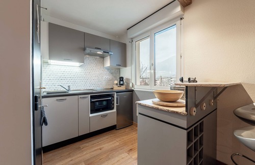 Albertville Apartamento | Apartamento 'Les Cèdres Bleus' con vistas a la montaña y balcón