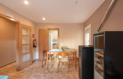 Cercs Apartamento | Apartamento 'Menvil' con vistas a la montaña, terraza privada y Wi-Fi