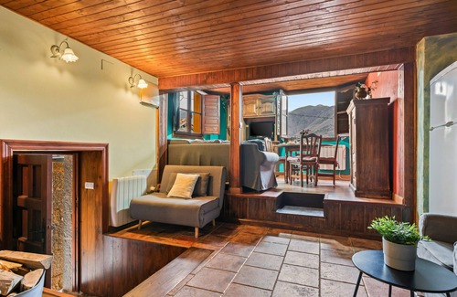 Fresnedo Apartamento | Apartamento 'Montegrande Rodeado De Montañas' con Terraza Compartida y Wi-Fi