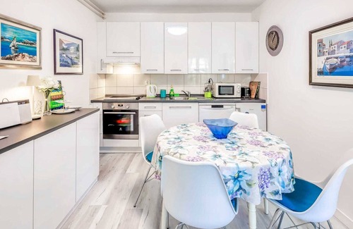 Njivice Apartamento | Apartment Moracea near the beach