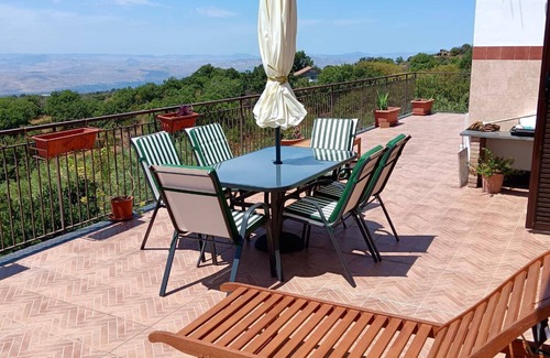 Belpasso Villa | Apartamento 'Oasi Dell'Etna' con Vista a la Montaña, Wi-Fi y Aire Acondicionado