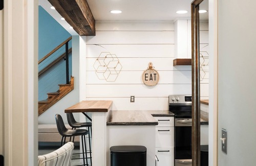 Sugarcreek Apartamento | Apartment on Broadway St - L