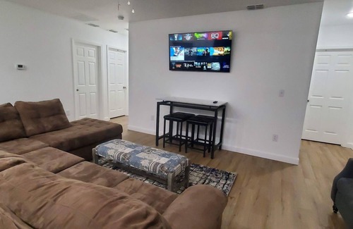 Tallahassee Apartamento | Apartment: One unit of a duplex near FSU-B