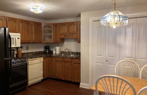 Forest Hill Apartamento | Apartment over the garage, deep in the quiet woods, 2br.