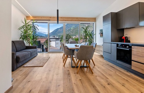 Naturno Apartamento | Apartamento 'Penthouse - Venosta' con vistas a la montaña, balcón y Wi-Fi