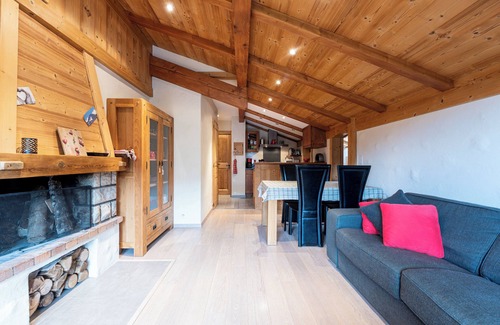 Saint-Jean-de-Sixt Apartamento | Apartamento 'Appartement Proche La Clusaz' con vistas a la montaña y balcón