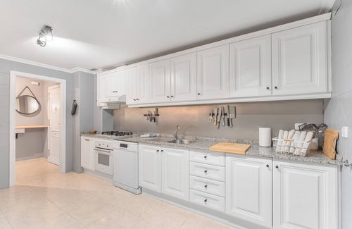 Orihuela Costa Apartamento | Apartamento 'Ra Sol' con piscina comunitaria, Wi-Fi y aire acondicionado