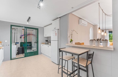 Orihuela Costa Apartamento | Apartamento 'Ra Sol' con piscina comunitaria, Wi-Fi y aire acondicionado