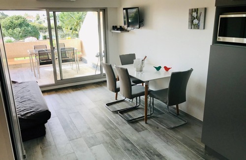 Plaine de la Brague Apartamento | Apartamento reformado, aire acondicionado, vistas al mar, piscinas, tenis.