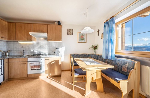 San Genesio Atesino Apartamento | Apartamento 'Stücklhof Wohnung Rose' con vistas a la montaña, jardín compartido y Wi-Fi
