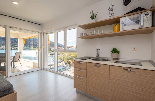 Grebastica Apartamento | Apartamento con excelentes vistas al mar, 4 * y piscina, restaurante en el lugar - AP 2