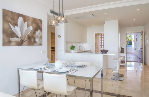 Nueva Milla de Oro Apartamento | Apartamento "Seaview Flat Benahavis-Marbella" con vistas al mar, piscina, Wi-Fi, terraza