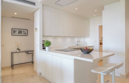 Nueva Milla de Oro Apartamento | Apartamento "Seaview Flat Benahavis-Marbella" con vistas al mar, piscina, Wi-Fi, terraza