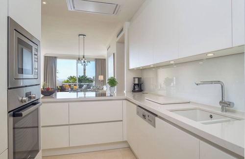 Nueva Milla de Oro Apartamento | Apartamento "Seaview Flat Benahavis-Marbella" con vistas al mar, piscina, Wi-Fi, terraza