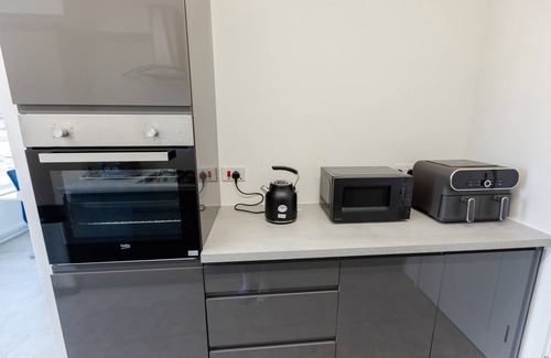 Guildford Apartamento | Apartment - Sleeps 6 - Parking - WiFi