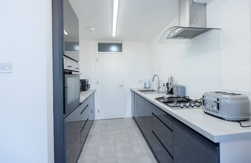 Guildford Apartamento | Apartment - Sleeps 6 - Parking - WiFi