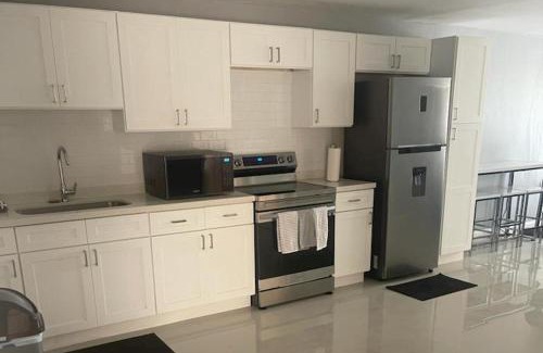 Portmore Apartamento | Apartment Sleeps 6 with Pool Access