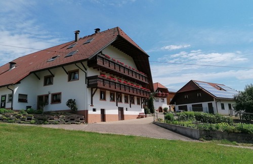 Elzach Apartamento | Apartamento 'Talblick, 75 m²' con vistas a la montaña, balcón y wifi