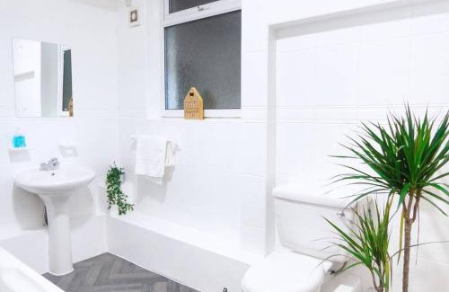 Plasnewydd Apartamento | Apartment up to 9 close to Centre, big TV and WiFi