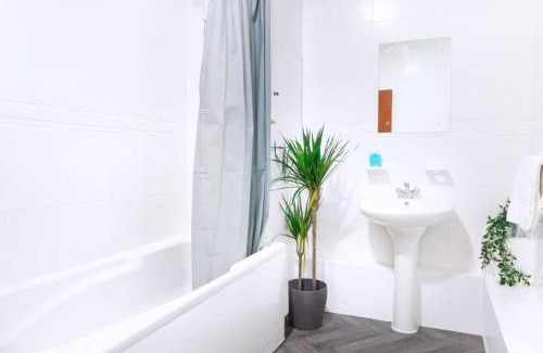 Plasnewydd Apartamento | Apartment up to 9 close to Centre, big TV and WiFi