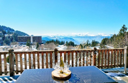 Chamrousse Apartamento | Apartment 'Vacances De Rêves' with Mountain View, Private Terrace and Wi-Fi