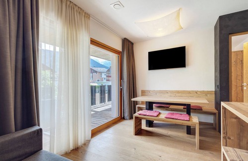 Valdaora di Mezzo Apartamento | Apartamento 'Villa Kriendl Nr 1 Lanzwiese' con vistas a la montaña, terraza privada y Wi-Fi