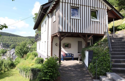 Nordenau Apartamento | Apartamento 'Voege' con vistas a la montaña, terraza privada y Wi-Fi