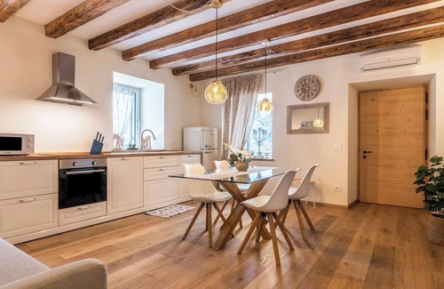 Levico Terme Apartamento | Apartamento "Wellness Lodge Edoardo" con vistas al lago y a la montaña y bañera de hidromasaje