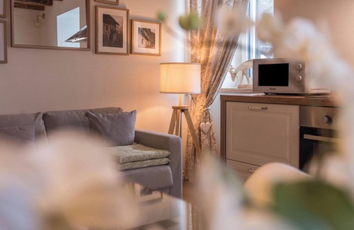 Levico Terme Apartamento | Apartamento "Wellness Lodge Edoardo" con vistas al lago y a la montaña y bañera de hidromasaje