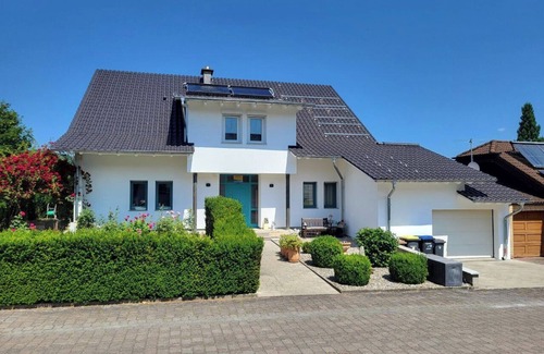 Odernheim am Glan Apartamento | Apartment with bedroom and living area.