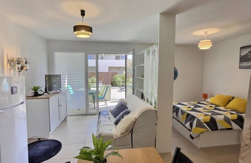 Serignan Apartamento | Apartment with a private parking garden