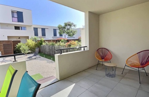 Serignan Apartamento | Apartment with a private parking garden