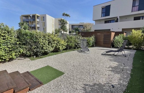 Serignan Apartamento | Apartment with a private parking garden