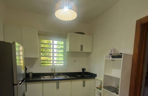 Puerto Bahia Apartamento | Apartamento con hermosas vistas al mar y las montañas.