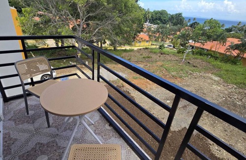 Puerto Bahia Apartamento | Apartamento con hermosas vistas al mar y las montañas.