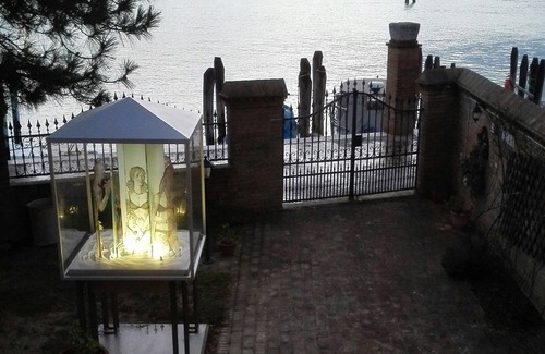 Longa Apartamento | Apartamento con jardín frente a la laguna y el amarradero.