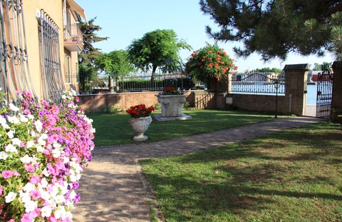 Longa Apartamento | Apartamento con jardín frente a la laguna y el amarradero.