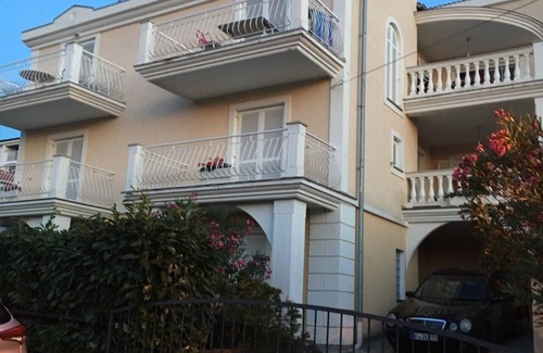 Njivice Apartamento | Apartamento moderno con fantásticas vistas al mar y cerca de la playa.