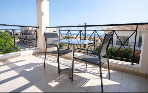 Peyia Town Apartamento | Apartment with Pool and Balcony Hillside and Sea Views For Business or Leisure Travellers