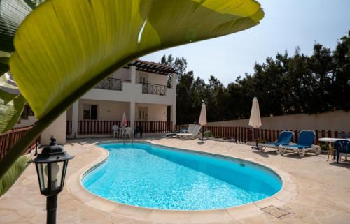 Peyia Town Apartamento | Apartment with Pool and Balcony Hillside and Sea Views For Business or Leisure Travellers