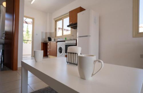 Peyia Town Apartamento | Apartment with Pool and Balcony Hillside and Sea Views For Business or Leisure Travellers