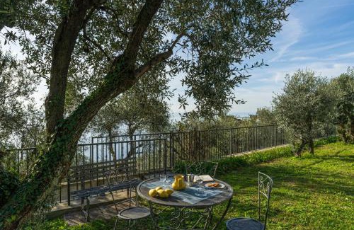Poggio Favaro-San Bernardo Apartamento | Apartment With Sea View, Private Garden, Bogliasco