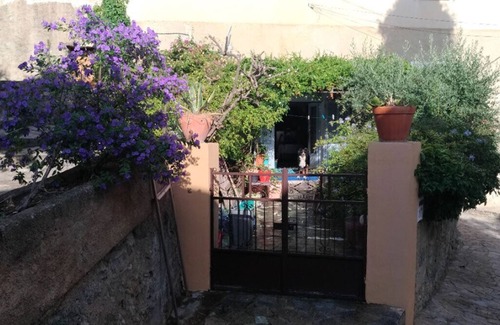 Monticello Apartamento | Apartamento con terraza en el corazón de un pueblo corso a 10 minutos de la playa.