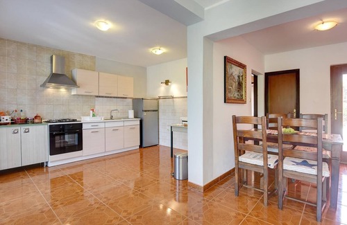 Banjole Apartamento | Apartamento con tres terrazas, césped para tomar el sol