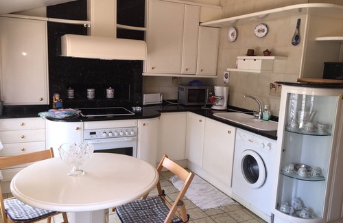 Raxo Apartamento | Apartamento Sinas Playa con wifi, a pie de playa con piscina, parking y barbacoa