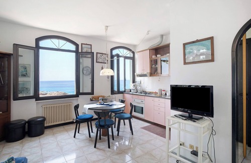 Bordighera Casa | Apartamento 'Wonderful Flat By Sea Chez Monique' con vistas al mar, terraza privada y Wi-Fi