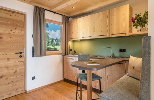 San Genesio Atesino Apartamento | Apartamento 'Zirm' con vistas a la montaña, terraza privada y Wi-Fi