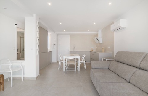 Cádiz Apartamento | Apartamento 'Zurbarán' con balcón, Wi-Fi y aire acondicionado